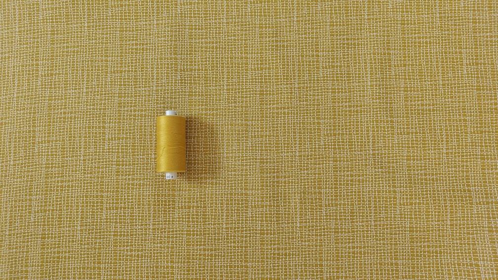 Bomuldsstof karrygult med lyse tern og gult trå - oeko-tex