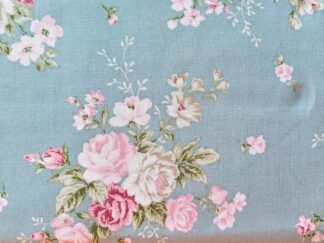 Patchwork stof med buketter af roser i sage green og lysrød