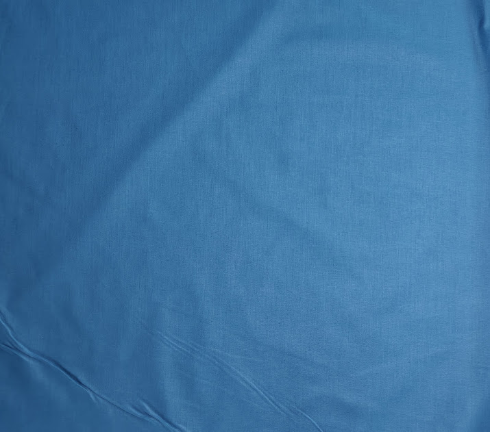Bomuldslærred ensfarvet blå - OEKO-TEX. Velegnet til både babyquilts, dynebetræk, og lækkert babytilbehør. Bomuldslærred i blå er alsidigt produkt