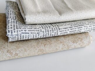 Fat quarter beige - 3 forskellige stoffer i beige nuancer. Der er afstemt og passer godt sammen.