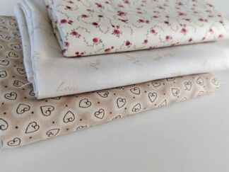Fat quarter creme -bundle med 3 stykker afstemt farver. Flotte stoffer