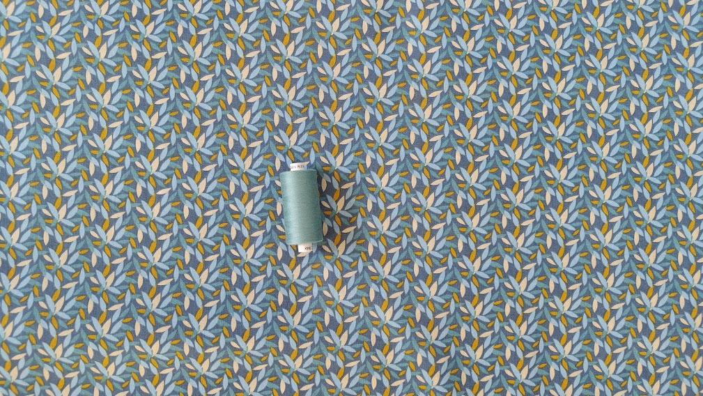 Bomuldsstof blå med blade i carry og lys blå og blå tråd - Oeko-TEX