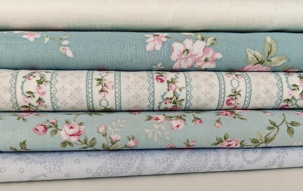 Romantiske patchworkstof med roser i skønne pastelfarver