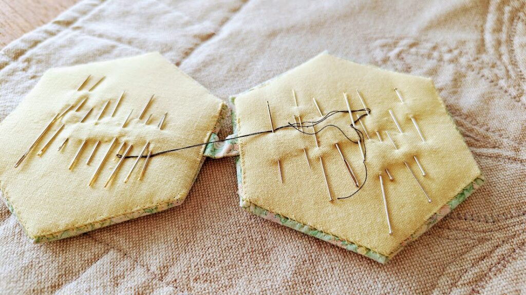 Fin lille nåleholder syet i hånden. med et fint lille lag af pladevat så det er nemt at sætte nåle i.