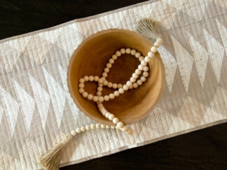 Bordløber Quilo i sarte sand farver. Patchwork til dit spisebord eller kommode - stof fra AGF - Art Gallery Fabric fåes hos Anderslaben Design