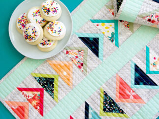 Bordløber Dream on - gratis pdf mønster på denne bordløber med flyvende gæs med kanter.