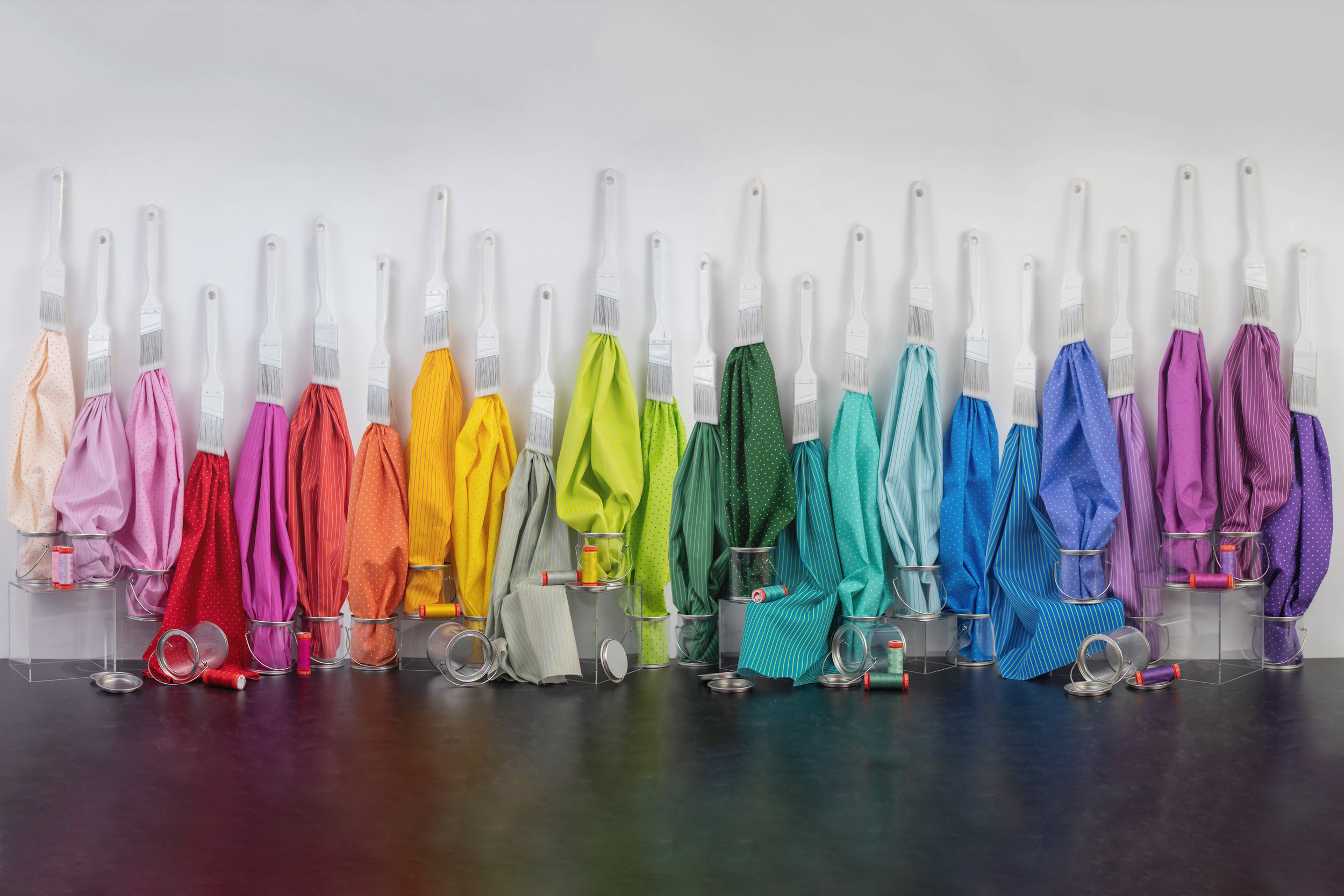 True Colors samling af alle stofferne fra Tula pink. billede som en regnbue af stof.